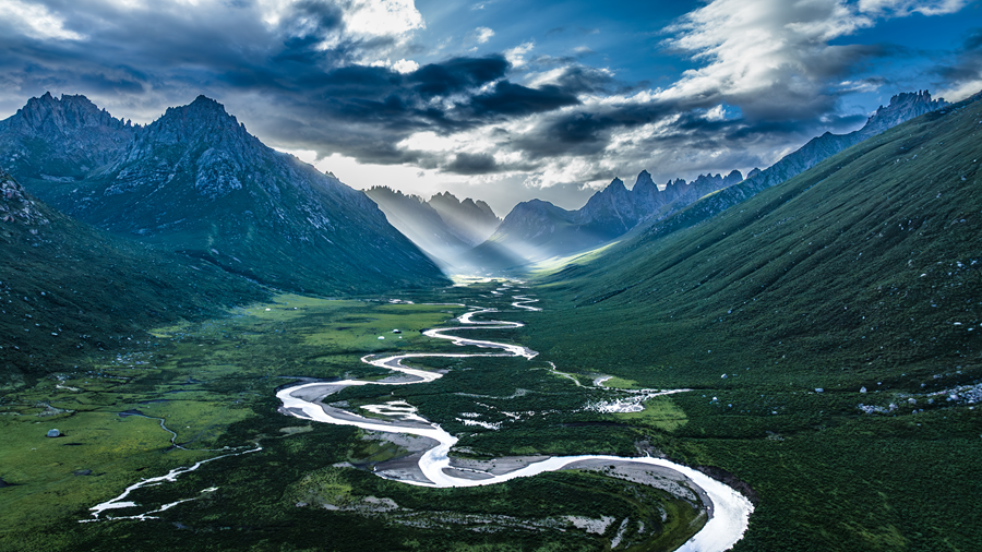 “雪山大地·影像季”2025年果洛州生態(tài)文明建設(shè)短視頻攝影大賽獲獎作品