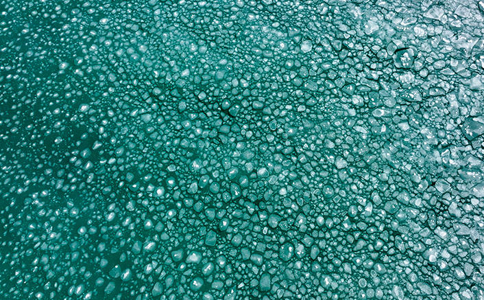 青海湖迎来冬日浮冰景观