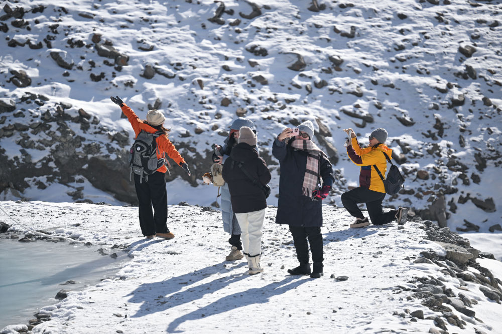 青海门源:冬日雪山旅游热