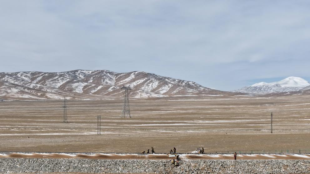 新春走基層丨在昆侖山腹地守護(hù)春運路