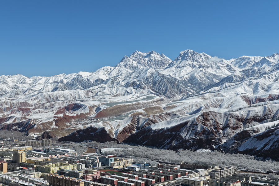 春雪落祁連 一城一雪山