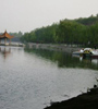 黃水河兩岸生機盎然，綠意蔥蘢，走在兩岸曲徑通幽的小路上，暗香來襲，沁人心脾，成為西寧市的一處天然氧吧。